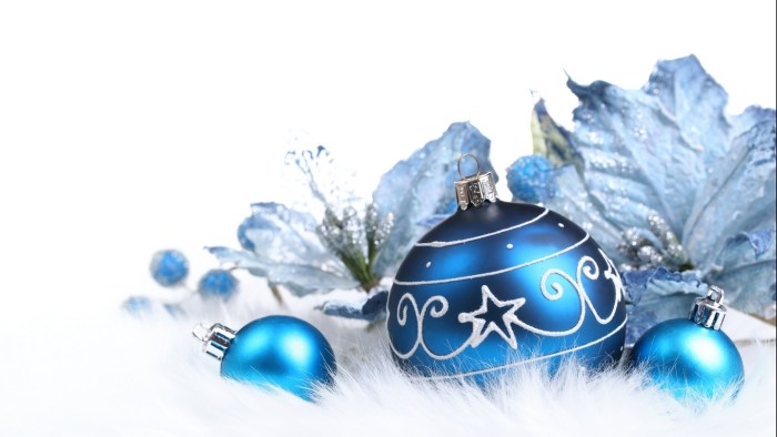 Blue and white christmas tree decoration